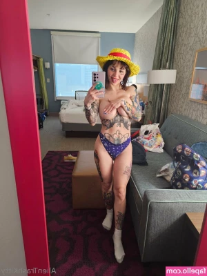alientrashkitty69 - Playing with my pussy and wiggling my toes from the pleasure 💕  