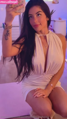 sunkisseddivinedreamxo - You guys like FaceTiming ? 👀❣️