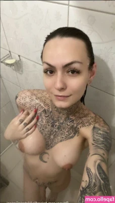 Victoria Carioni [ victoria-carioni ] - Some shower fun