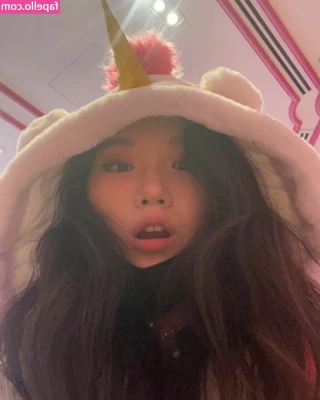 Vicki Mranrr [ vicki-mranrr ] - Changin clothes  What cloth you want see on me
