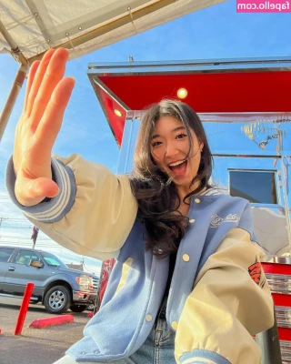 Sunnyliachoi - Wanna take a quick shower   together  Come vibe in this 5 min shower