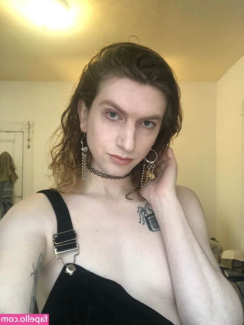 Rachel Jordan [ rachel-jordan ] - Black t shirt looks good on me😏