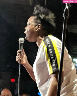 Leslie Jones [ leslie-jones ] - Can you suck on this??