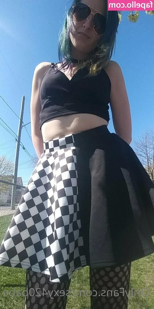 sexy420babe - Peek a boo! 👅🍯