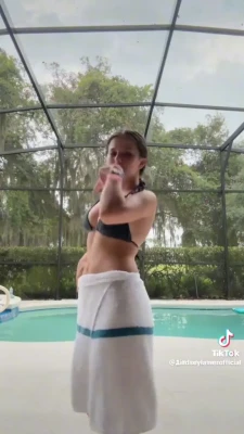 Lindsey Lamer [ lindsey-lamer ] - Comodo Buongiorno a tutti    feet  myfeet  feet36  italianfeet 