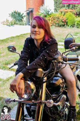 Ninha Suicide [ ninha-suicide ] - Who wants to see more legs and feet?