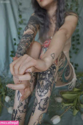 ghostf0x - Just your average stoner milf next door  that happens to have stinky