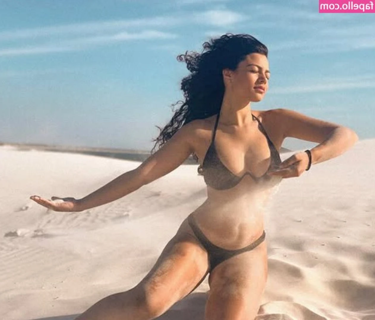 Larissa Bocchino [ larissa-bocchino ] - Wanna help me wash? 🧼