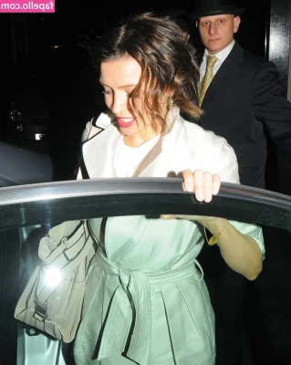 Danni Minogue [ danni-minogue ] - Come to me from behind and put your arms around my shoulders,🥰