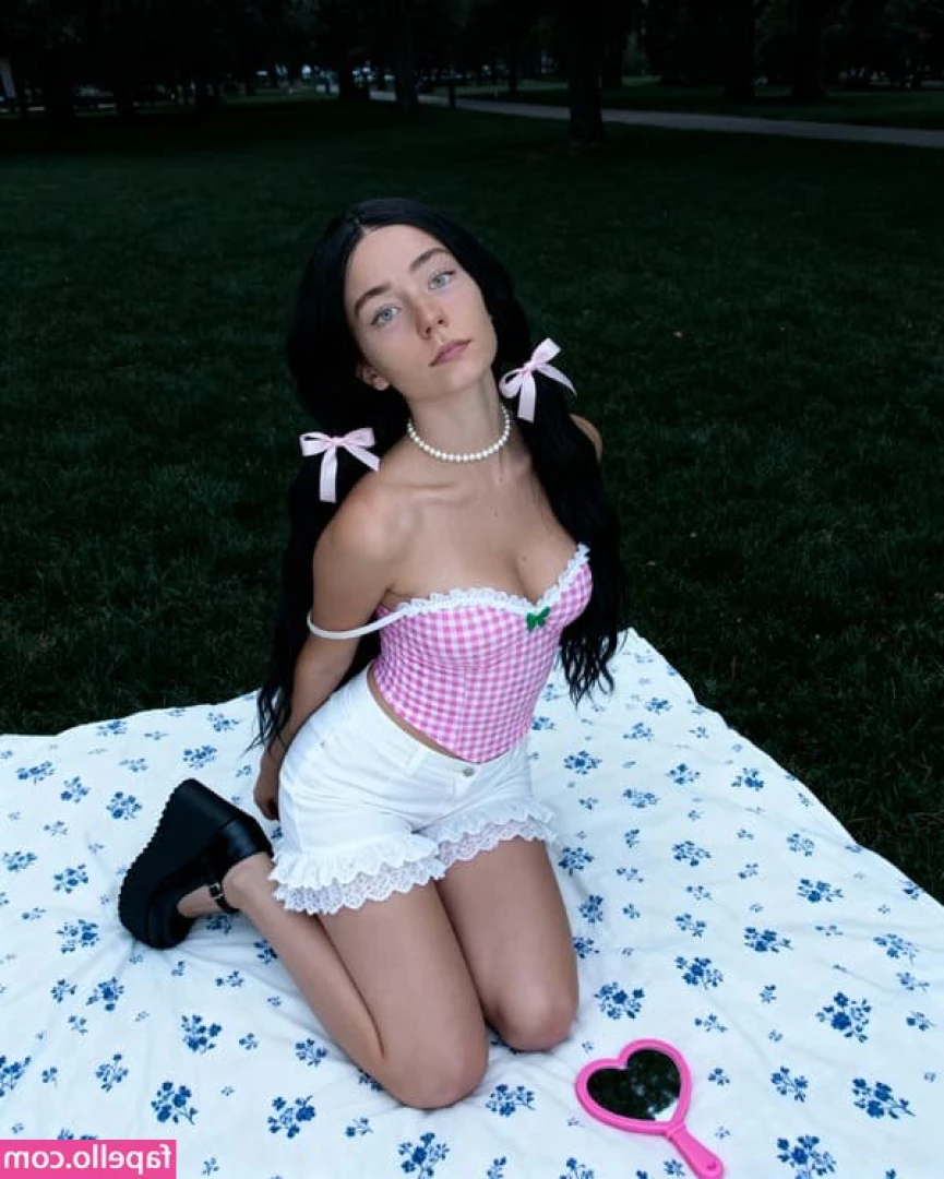 ariifrost - Oiling up the booty for you