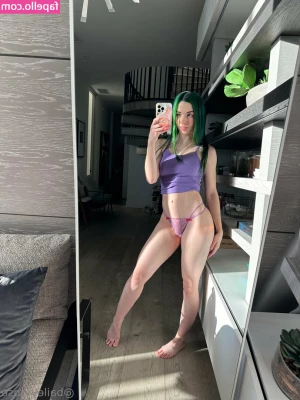 baileyyrose - Legs and abs for dayssss   Tip to watch this topless tanning flex vid