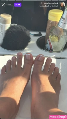 Katievsaliens - I like that you can access to my pussy in this suit without cutting it