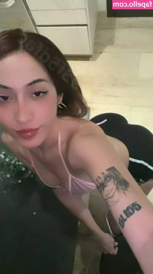 Alejandra Zamudio [ alejandra-zamudio-3 ] - Sundays are the most relaxing days   btw I found I way to relax that