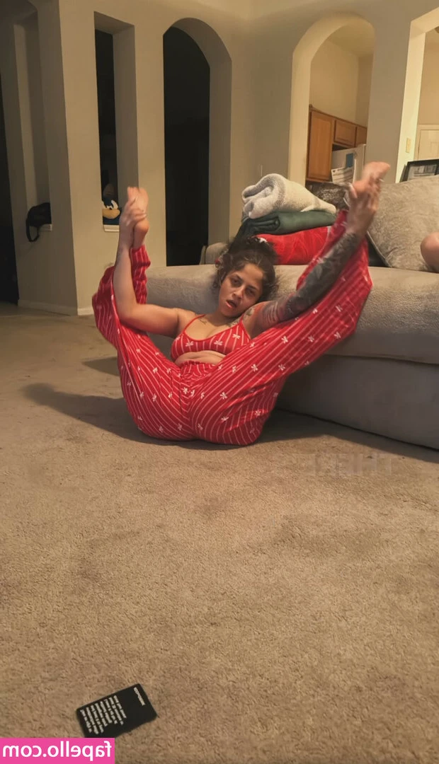 Ravencelinee - Snipped from a recent custom  Degrading giantess POV    Here comes