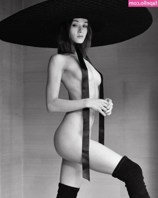 Vita Goncharuk [ vita-goncharuk ] - Having a whole conversation on the phone while oiling this ass &