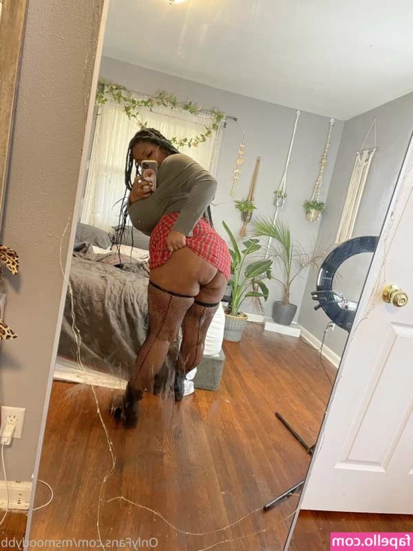 Ms. MoodyBoobies [ ms-moodyboobies ] - Check your inbox to see mommy bounce her juicy ass on daddy s cock