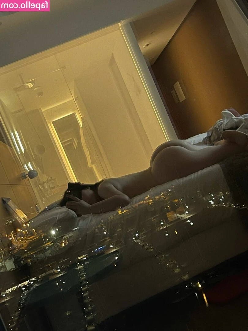 Cande Robledo [ cande-robledo ] - Lights on or off???