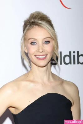 Sarah Gadon [ sarah-gadon ] - Watch us do weird shit to eachother lmao  bigtittyrachel