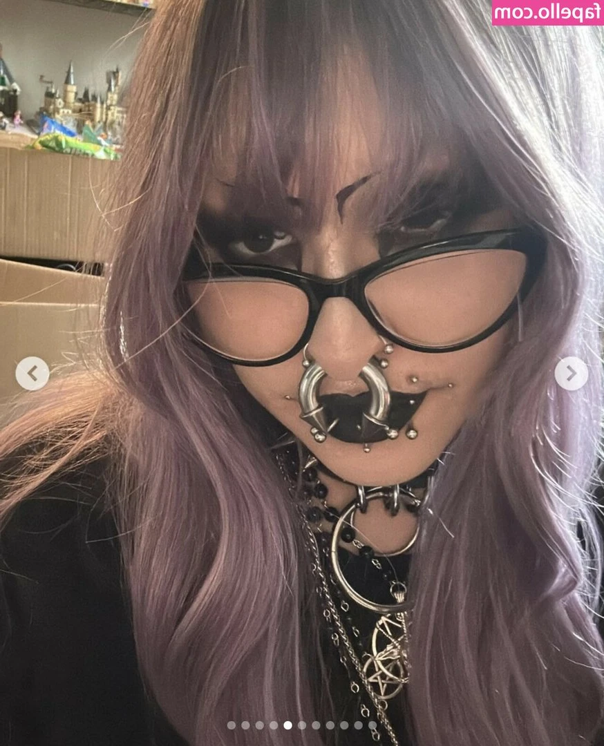Decayingdaf - Soreading my pussy so wide you can see right inside me