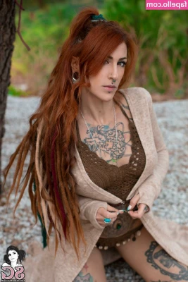 Helainked - lots of dark energy coming from the runes and the titties today