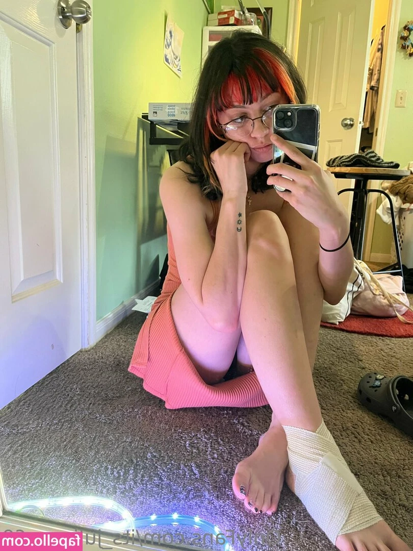 its_julieee_ [ its-julieee ] - Sono nobile  sensualmente cinica e mi divertono gli slaves  Vuoi