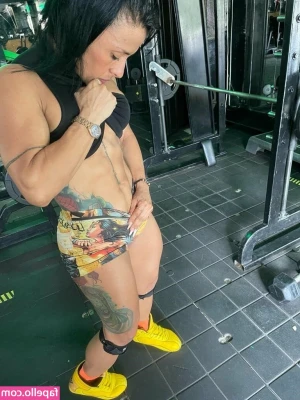 Emily-86 - Booty/titty tease video just sent out to your dms😋 here’s some