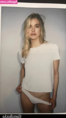 Amanda Lougee [ amanda-lougee ] - Feet and face pic compilation for the feet lovers 💕