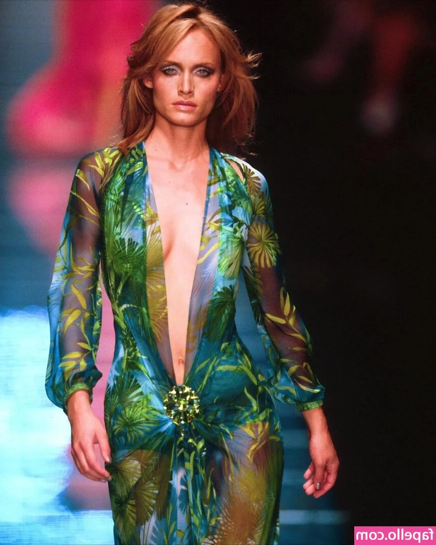 Amber Valletta [ amber-valletta ] - Hej alla fina