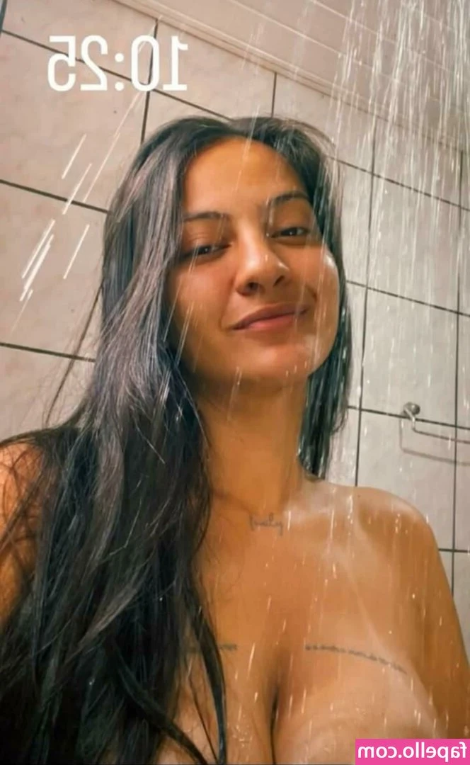Ludsouza - The bigger my belly gets the thicker my thighs get  Swallowing up my