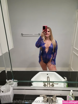 hotwifelexilovex [ hotwifelexilovex-1 ] - Feeling really Alpha lately