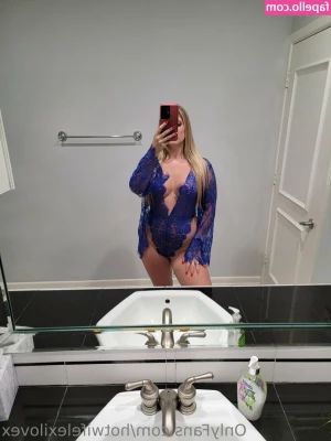 hotwifelexilovex [ hotwifelexilovex-1 ] - Yummy nips and jiggly tits