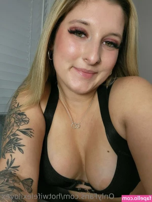 hotwifelexilovex [ hotwifelexilovex-1 ] - It s my first dildo  could you tell me if I really do it right