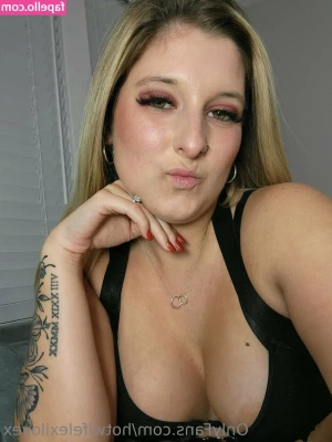 hotwifelexilovex [ hotwifelexilovex-1 ] - Wax play Wednesday anyone