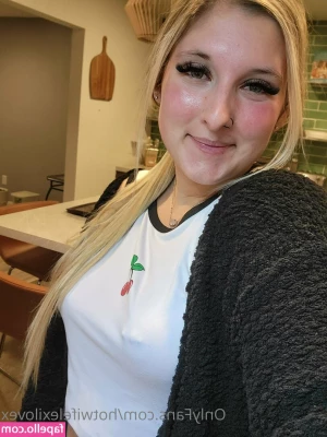 hotwifelexilovex [ hotwifelexilovex-1 ] - Being cute and confident is my superpower