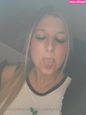 hotwifelexilovex [ hotwifelexilovex-1 ] - Porch Babe is coming to your inbox 😘