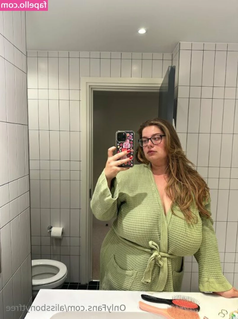 alissbonytfree - I do own clothes I promise