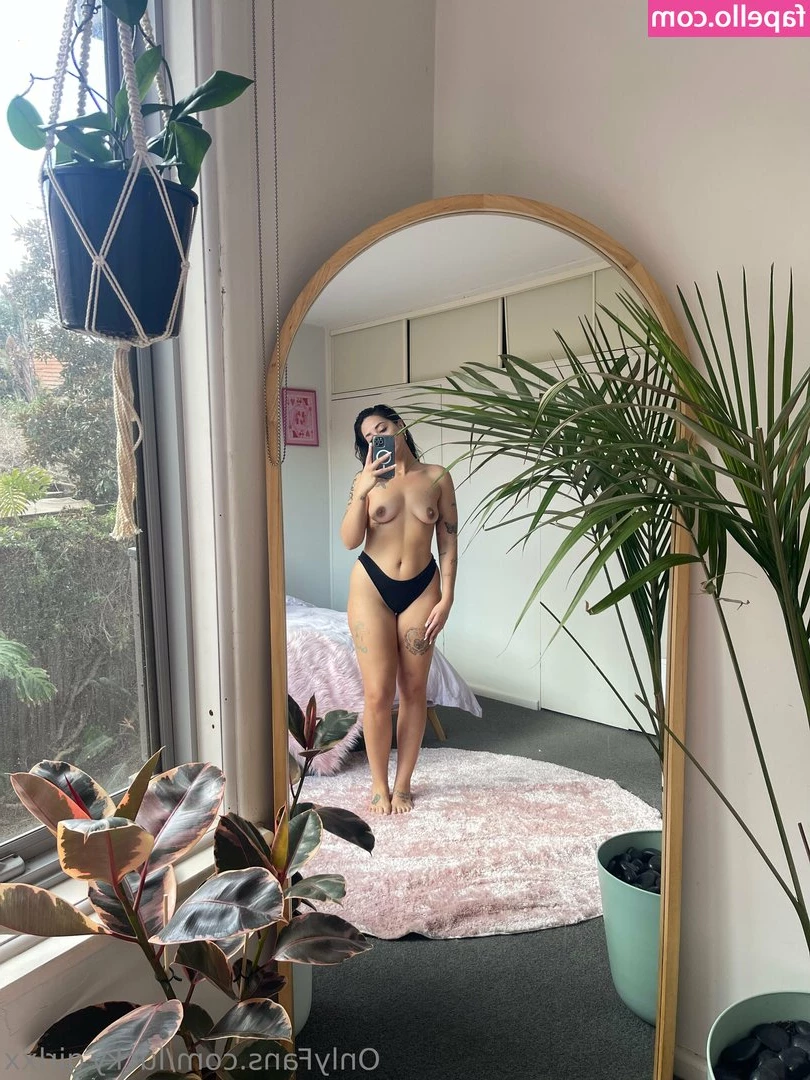 lucky.girlxx [ lucky-girlxx ] - I dream of having a good Christmas  What are you dreaming of