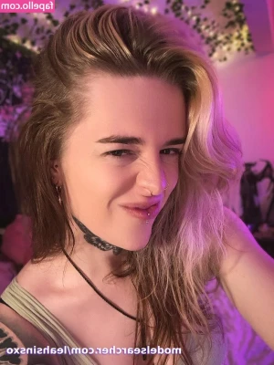 leahsinsxo - If you love little titties, raise your cock! And if you’re into