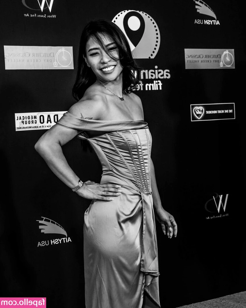 Sulheejessica - Fine  but I m only showing you as far as my chest because it isn t