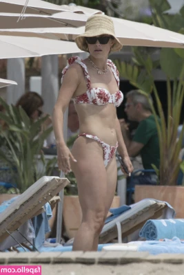 Melissa Roxburgh [ melissa-roxburgh ] - Med solkrem på  lar jeg meg sole toppløs på stranden  ønsker den