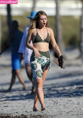Melissa Roxburgh [ melissa-roxburgh ] - A little Christmas throwback   These were the first photos I ever had