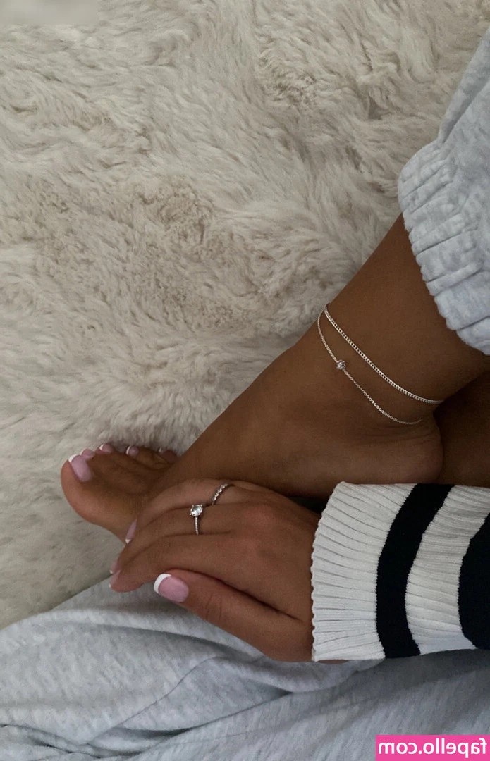 Lea Stocko [ lea-stocko ] - Need cuddles 🥰