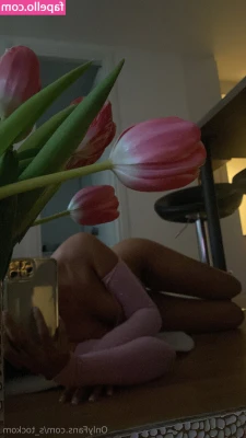 Lea Stocko [ lea-stocko ] - Have you ever wondered how many fingers I can fit inside myself?