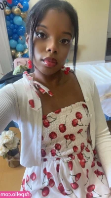 coraldom - I like to listen to my own pussy 💦😋