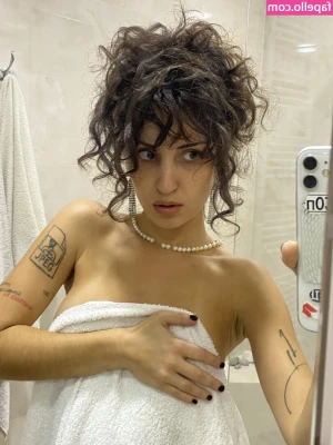 ulanakisska - Onlyfans 專屬小便器💗 給大家上廁所使用😝