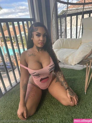 Queen Kiaa [ queen-kiaa ] - Lets get in trouble tonight baby