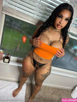 Queen Kiaa [ queen-kiaa ] - It s good to have a personal trainer that helps keep me tight and