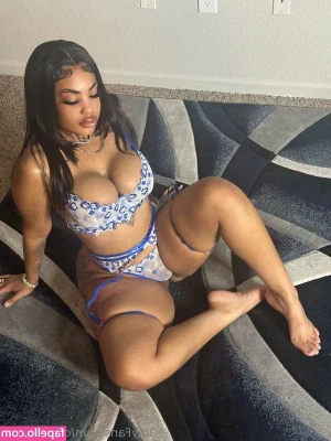 Queen Kiaa [ queen-kiaa ] - Vacation