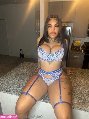Queen Kiaa [ queen-kiaa ] - wish you could spank this
