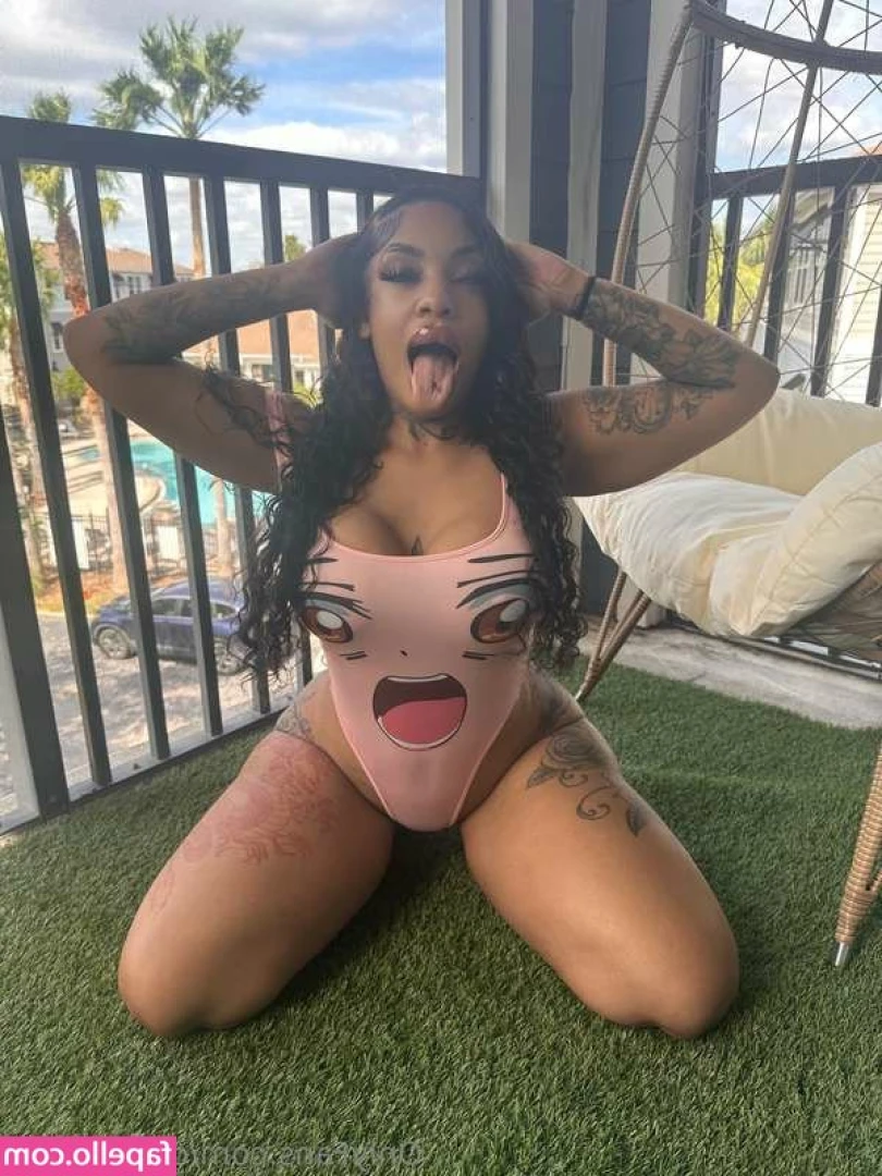 Queen Kiaa [ queen-kiaa ] - Just a minute to play with myself